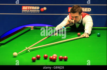 Michael Holt durante la sua partita con Mark Williams durante il settimo giorno dei Campionati Mondiali di Snooker Betfred al Crucible Theatre di Sheffield. Foto Stock