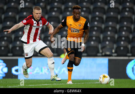 Moses Odubajo di Hull City (a destra) e Jake Bidwell di Brentford combattono per la palla durante la partita del campionato Sky Bet allo stadio KC di Hull. Foto Stock