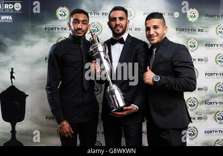 Il Riyad Mahrez di Leicester City si pone con il suo premio PFA Player of the Year durante i premi PFA 2016 al Grosvenor House Hotel, Londra. Foto Stock