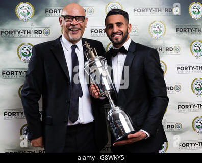 Il Riyad Mahrez di Leicester City si pone con il direttore commerciale della PFA George Berry (a sinistra) con il premio PFA Player of the Year durante i premi PFA 2016 al Grosvenor House Hotel di Londra. Foto Stock