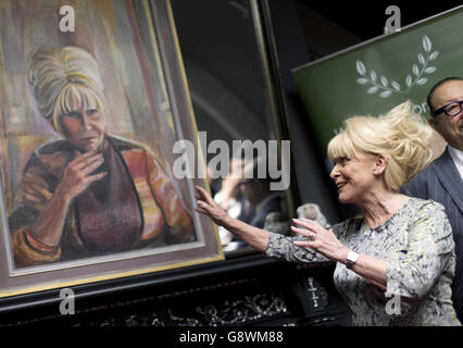 Dame Barbara Windsor dopo aver svelato un ritratto di se stessa dell'artista gallese Dan Llywelyn Hall a l'Escargot a Soho, Londra. Foto Stock