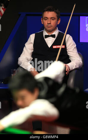 Alan McManus durante la sua partita con Ding Junhui durante il tredici° giorno dei Campionati Mondiali di Snooker Betfred al Crucible Theatre di Sheffield. Foto Stock