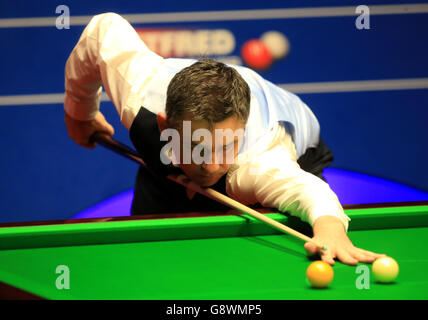 Alan McManus durante la sua partita con Ding Junhui durante il tredici° giorno dei Campionati Mondiali di Snooker Betfred al Crucible Theatre di Sheffield. Foto Stock