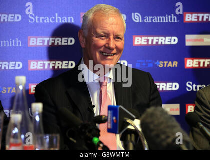 Barry Hearn, capo dello snooker mondiale, annuncia il suo accordo di 10 anni con Eurosport durante il tredici° giorno dei Campionati Mondiali di Snooker Betfred al Crucible Theatre di Sheffield. Foto Stock