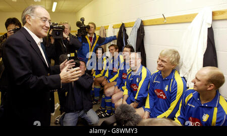 Il leader conservatore Michael Howard parla con i membri della squadra di calcio del suo partito in vista della loro partita prima della conferenza contro una squadra di giornalisti al Blackpool FC. Foto Stock