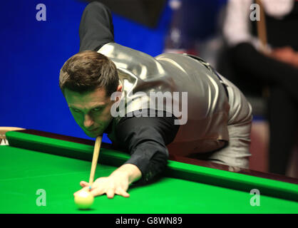 Mark Selby durante la sua partita con Marco fu durante il tredici° giorno dei Campionati Mondiali di Snooker di Betfred al Crucible Theatre di Sheffield. Foto Stock