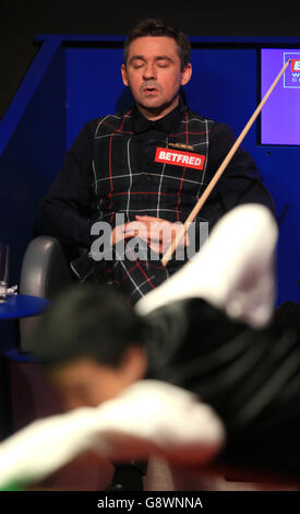 Alan McManus durante la sua partita con Ding Junhui durante il quattordici° giorno dei Campionati del mondo di snooker Betfred al Crucible Theatre di Sheffield. Foto Stock