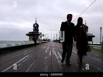 David Cameron e sua moglie Samantha camminano sul molo nord di Blackpool, il primo giorno della Conferenza del Partito conservatore. Foto Stock