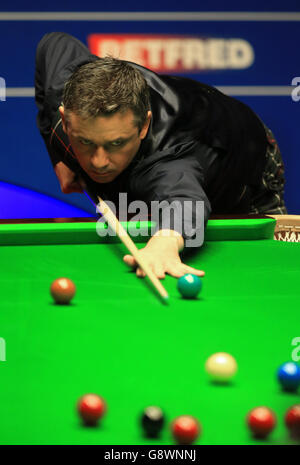 Alan McManus durante la sua partita con Ding Junhui durante il quattordici° giorno dei Campionati del mondo di snooker Betfred al Crucible Theatre di Sheffield. Foto Stock