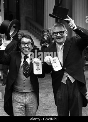 Due Ronnies - OBE - Buckingham Palace Foto Stock