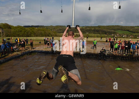 Partecipanti all'evento "King of the Swingers" Tough Mudder London West alla Culden FAW Estate vicino a Henley-on-Thames. Foto Stock