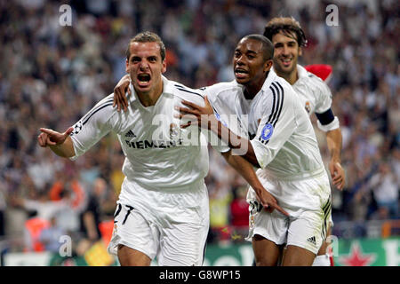 Roberto Soldado del Real Madrid celebra il traguardo vincente con i compagni di squadra Robinho e Raul Foto Stock