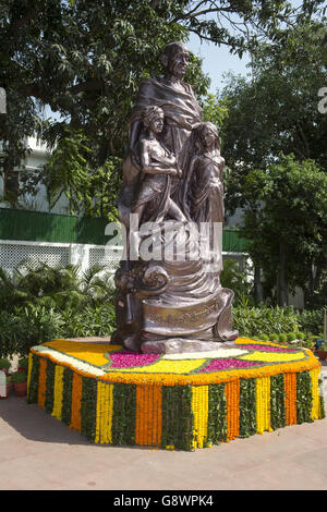 La statua all'esterno del museo presso l'Old Birla House a Gandhi Smriti a New Dehli, India, il luogo in cui la vita di Mahatma Gandhi si è conclusa il 30 gennaio 1948, che è stato visto dal duca e dai duchi di Cambridge. Foto Stock