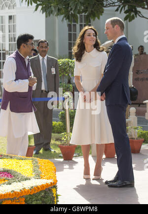 Il Duca e la Duchessa di Cambridge durante una visita al museo presso l'Old Birla House a Gandhi Smriti a New Dehli, India, il luogo dove la vita di Mahatma Gandhi si è conclusa il 30 gennaio 1948. Foto Stock