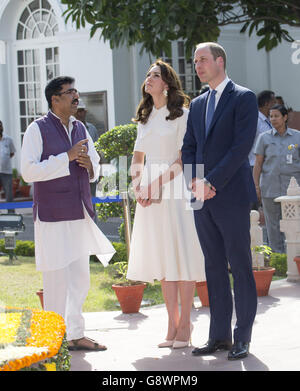 Il Duca e la Duchessa di Cambridge durante una visita al museo presso l'Old Birla House a Gandhi Smriti a New Dehli, India, il luogo dove la vita di Mahatma Gandhi si è conclusa il 30 gennaio 1948. Foto Stock