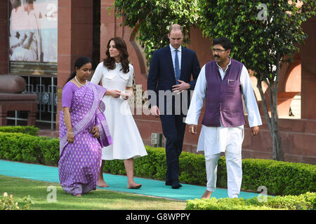 Il Duca e la Duchessa di Cambridge camminano a piedi nudi a Gandhi Smriti a New Dehli, India prima di rendere omaggio al memoriale Mahatma Gandhi, il luogo dove la vita di Mahatma Gandhi si è conclusa il 30 gennaio 1948, durante il secondo giorno del tour reale in India e Bhutan. Foto Stock