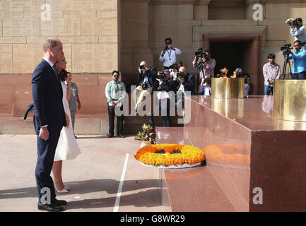 Il Duca e la Duchessa di Cambridge depongono una corona alla porta dell'India a New Dehli, in India, per onorare i soldati dei reggimenti indiani che servirono nella prima guerra mondiale Foto Stock