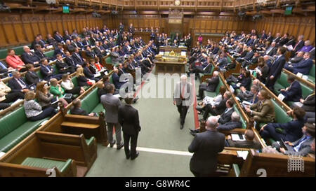 Dennis Skinner, deputato laburista per Bolsover, è invitato a lasciare la camera della Camera dei Comuni dopo aver rifiutato di ritirare la parola dodgy, quando ha chiamato il primo ministro David Cameron 'Dodgy Dave' a seguito di una dichiarazione del PM sulla perdita di dati Mossack Fonseca. Foto Stock