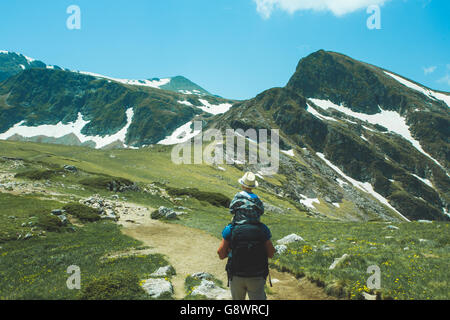 Il padre e il Figlio suo trekking in montagna, Bulgaria Foto Stock