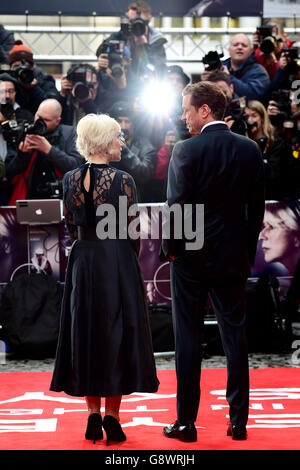 Dame Helen Mirren e Colin Firth partecipano alla prima Eye in the Sky UK tenutasi a Curzon Mayfair, Londra. PREMERE ASSOCIAZIONE foto. Data immagine: Lunedì 11 aprile 2016. Vedi PA Story SHOWBIZ Mirren. Il credito fotografico dovrebbe essere: Ian West/PA Wire Foto Stock