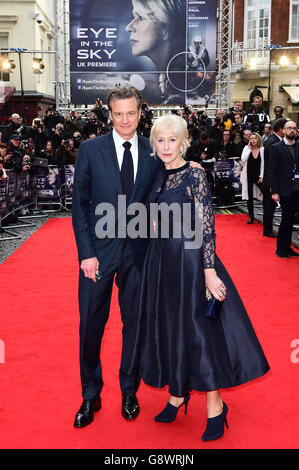 Dame Helen Mirren e Colin Firth partecipano alla prima Eye in the Sky UK tenutasi a Curzon Mayfair, Londra. PREMERE ASSOCIAZIONE foto. Data immagine: Lunedì 11 aprile 2016. Vedi PA Story SHOWBIZ Mirren. Il credito fotografico dovrebbe essere: Ian West/PA Wire Foto Stock