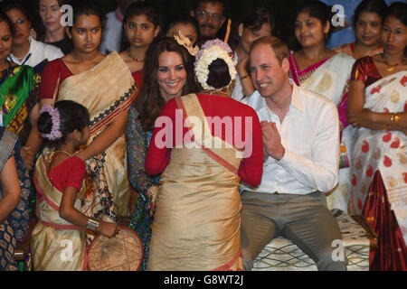 Il Duca e la Duchessa di Cambridge accolgono i ballerini durante la celebrazione del Bihu Festival presso il Diphlu River Lodge nel Parco Nazionale Kaziranga, Assam, India, durante il terzo giorno del tour reale in India e Bhutan. Foto Stock