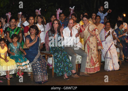 Il Duca e la Duchessa di Cambridge guardano i ballerini durante la celebrazione del Bihu Festival presso il Diphlu River Lodge nel Parco Nazionale Kaziranga, Assam, India, durante il terzo giorno del tour reale in India e Bhutan. Foto Stock