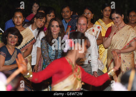 Il Duca e la Duchessa di Cambridge guardano i ballerini durante la celebrazione del Bihu Festival presso il Diphlu River Lodge nel Parco Nazionale Kaziranga, Assam, India, durante il terzo giorno del tour reale in India e Bhutan. Foto Stock