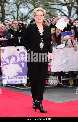 Meryl Streep alla fiera Foster Jenkins World Premiere di Firenze tenutasi a Odeon Leicester Square, Londra. PREMERE ASSOCIAZIONE foto. Data immagine: Martedì 12 aprile 2016. Vedere PA Story SHOWBIZ Streep. Il credito fotografico dovrebbe essere: Ian West/PA Wire Foto Stock