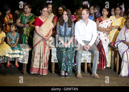 Il Duca e la Duchessa di Cambridge guardano i ballerini durante la celebrazione del Bihu Festival presso il Diphlu River Lodge nel Parco Nazionale Kaziranga, Assam, India, durante il terzo giorno del tour reale in India e Bhutan. Foto Stock