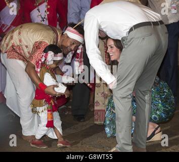 Il Duca e la Duchessa di Cambridge guardano i ballerini durante la celebrazione del Bihu Festival presso il Diphlu River Lodge nel Parco Nazionale Kaziranga, Assam, India, durante il terzo giorno del tour reale in India e Bhutan. Foto Stock