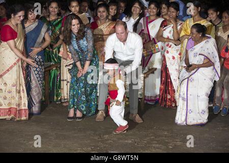 Il Duca e la Duchessa di Cambridge guardano i ballerini durante la celebrazione del Bihu Festival presso il Diphlu River Lodge nel Parco Nazionale Kaziranga, Assam, India, durante il terzo giorno del tour reale in India e Bhutan. Foto Stock