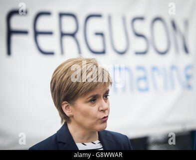 Il leader del Partito Nazionale Scozzese Nicola Sturgeon incontra i lavoratori durante la sua visita al cantiere Ferguson di Port Glasgow mentre si trova sulla pista elettorale scozzese. Foto Stock