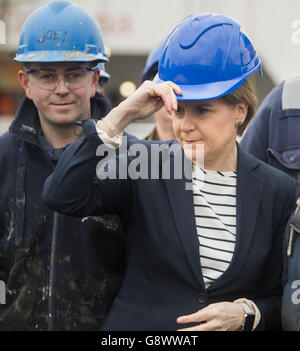 Il leader del Partito Nazionale Scozzese Nicola Sturgeon incontra i lavoratori durante la sua visita al cantiere Ferguson di Port Glasgow mentre si trova sulla pista elettorale scozzese. Foto Stock