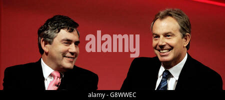Il Cancelliere britannico Gordon Brown (sinistra) sul palco con il primo Ministro Tony Blair alla conferenza del Partito laburista di Brighton, Foto Stock