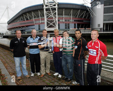 (Da sinistra a destra) Barry Williams (Ospreys), Tom Shankiln (Cardiff Blues), Nathan Thomas (Leeds tykes), Adam Balding (Gloucester), Darren Morris (Leicester), Jason Forster (Newport Gwent Dragons) e Garan Evans di Llanelli si pongono con la Powergen Cup al lancio di questo anno, oltre il Millennium Stadium di Cardiff, lunedì 26 settembre 2005. PREMERE ASSOCIAZIONE foto. Il credito fotografico dovrebbe essere: David Davies/PA. Foto Stock