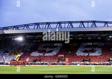 I giocatori di Liverpool e i fan osservano un minuto di silenzio per il disastro di Hillsborough, mentre la folla spezza novantasei prima della finale del quartiere UEFA Europa League, seconda tappa ad Anfield, Liverpool. PREMERE ASSOCIAZIONE foto. Data immagine: Giovedì 14 aprile 2016. Vedi PA storia CALCIO Liverpool. Il credito fotografico dovrebbe essere: Peter Byrne/PA Wire Foto Stock