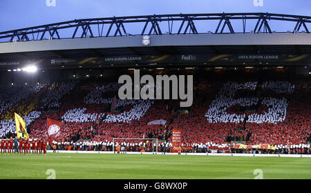 I giocatori di Liverpool e i tifosi osservano un minuto di silenzio per il disastro di Hillsborough, mentre la folla si presenta novantasei prima della finale del quartiere della UEFA Europa League, seconda tappa ad Anfield, Liverpool. Foto Stock