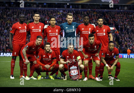 Gruppo di squadra di Liverpool (fila in alto da sinistra a destra) Mamadou Sakho, Dejan Lovren, Roberto Firmino, portiere Simon Mignolet, Divock origi ed Emre Can (fila in basso da sinistra a destra) Alberto Moreno, Adam Lallana, James Milner, Phillippe Coutinho e Nathaniel Clyne prima della finale del quartiere UEFA Europa League, Seconda partita ad Anfield, Liverpool. Foto Stock