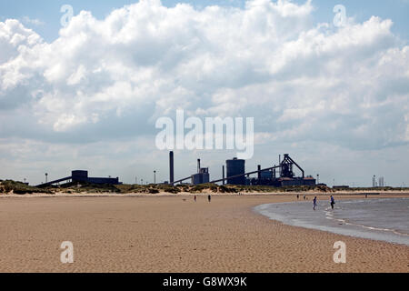 Redcar beach con le acciaierie dietro. Foto Stock