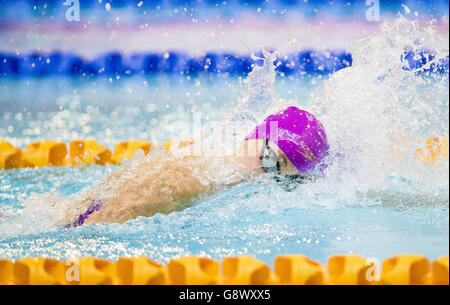 Siobhan-Marie o'Connor compete nel Femminile's Open 100m Freestyle durante il quarto giorno del British Swimming Championships presso il Tollcross International Swimming Center di Glasgow. Foto Stock