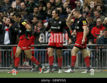 Chris Ashton (a destra) di Saracens celebra la sua prova con i compagni di squadra durante la partita Aviva Premiership allo stadio Wembley, Londra. Foto Stock