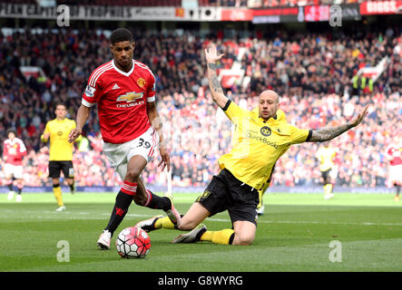 Alan Hutton di Aston Villa (a destra) e Marcus Rashford di Manchester United combattono per la palla durante la partita della Barclays Premier League a Old Trafford, Manchester. Foto Stock