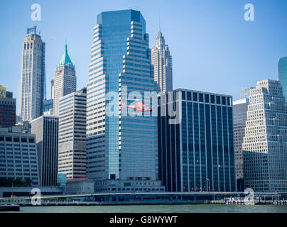 Un giro turistico in elicottero si diparte la Downtown eliporto in New York Sabato 25 Giugno, 2016. (© Richard B. Levine) Foto Stock