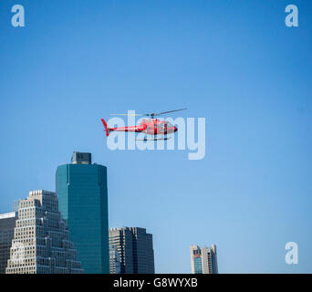 Un giro turistico in elicottero si diparte la Downtown eliporto in New York Sabato 25 Giugno, 2016. (© Richard B. Levine) Foto Stock