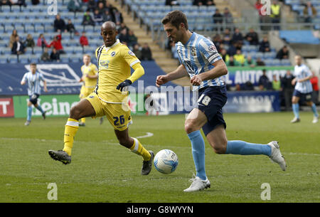 Sam Ricketts (a destra) di Coventry City e Jimmy Abdou di Millwall azione Foto Stock