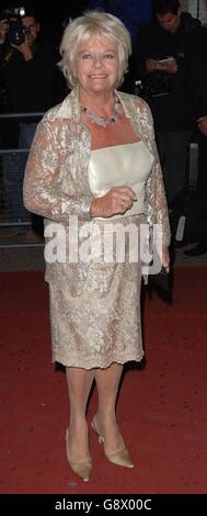 Judith Chalmers arriva per la serata ITV Avenue of the Stars, presso gli Studios di Londra. Foto Stock