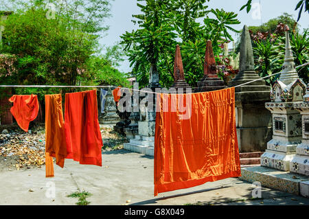 I monaci buddisti' accappatoi appesi per asciugare in tempio motivi, Vientiane, Laos Foto Stock