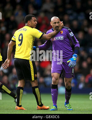 Il portiere di Watford Heurelho Gomes (a destra) si congratula con il compagno di squadra Troy Deeney dopo aver risparmiato una penalità da Saido Berahino di West Bromwich Albion (non illustrato) durante la partita della Barclays Premier League presso gli Hawthorns, West Bromwich. Foto Stock