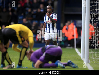 Il portiere di Watford Heurelho Gomes (in primo piano, sul pavimento) si congratula con i compagni di squadra dopo aver salvato una seconda penalità dal Saido Berahino di West Bromwich Albion (a destra), che si trova in piedi espulso durante la partita della Barclays Premier League a Hawthorns, West Bromwich. Foto Stock